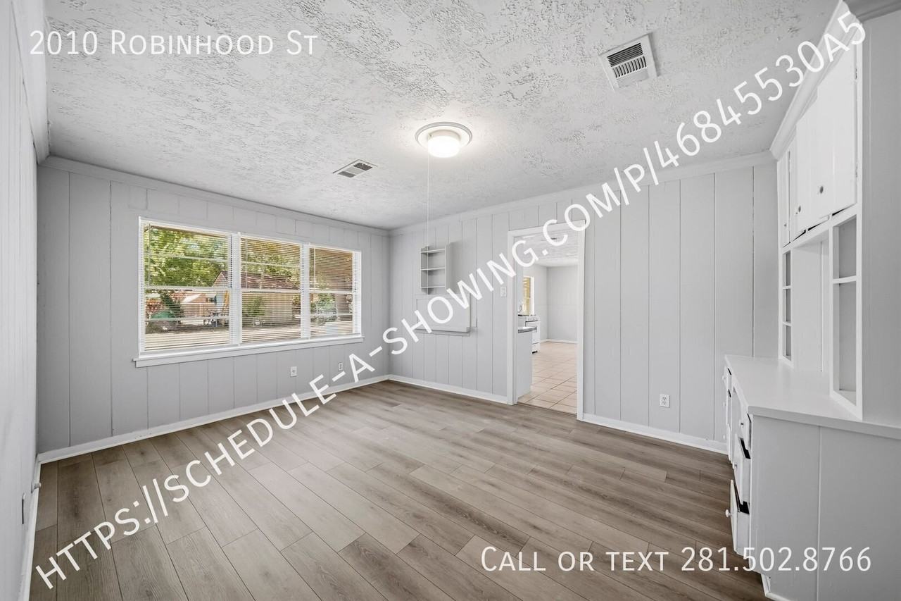 2010 Robinhood St - Photo 2 of 12