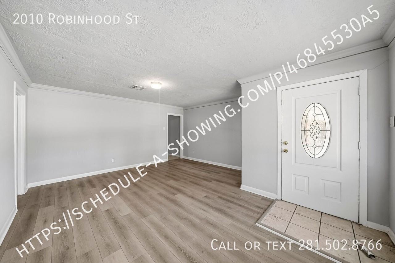 2010 Robinhood St - Photo 3 of 12