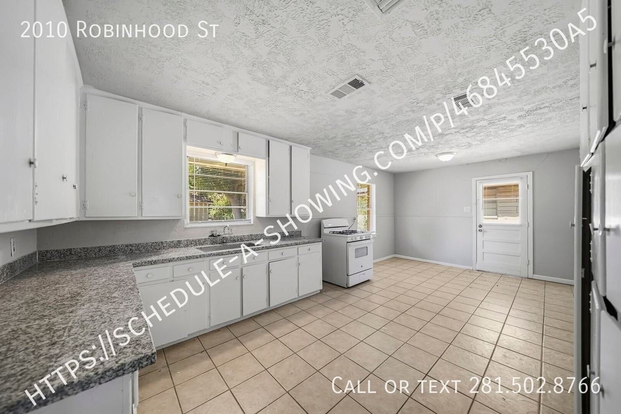 2010 Robinhood St - Photo 4 of 12
