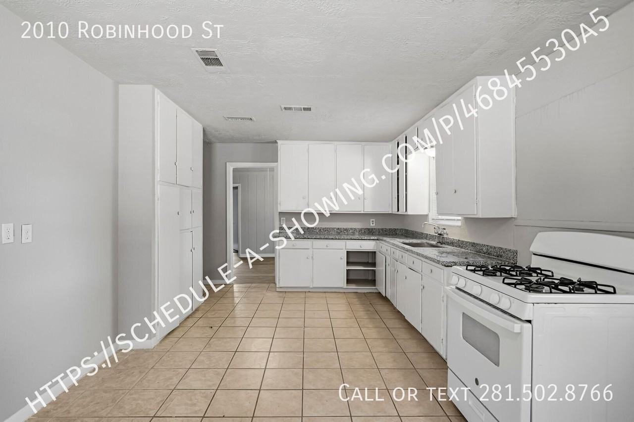 2010 Robinhood St - Photo 5 of 12