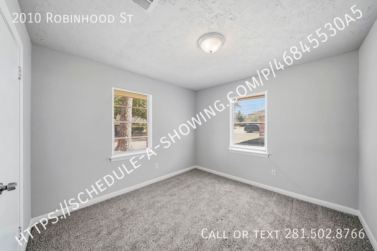 2010 Robinhood St - Photo 6 of 12