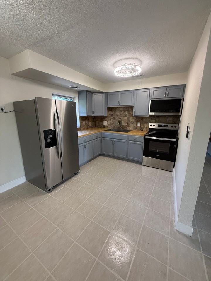 1720 Nw 1st Ave - Photo 3 of 22