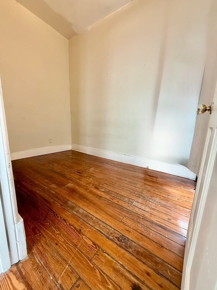 320 W Hall St #B - Photo 3 of 11