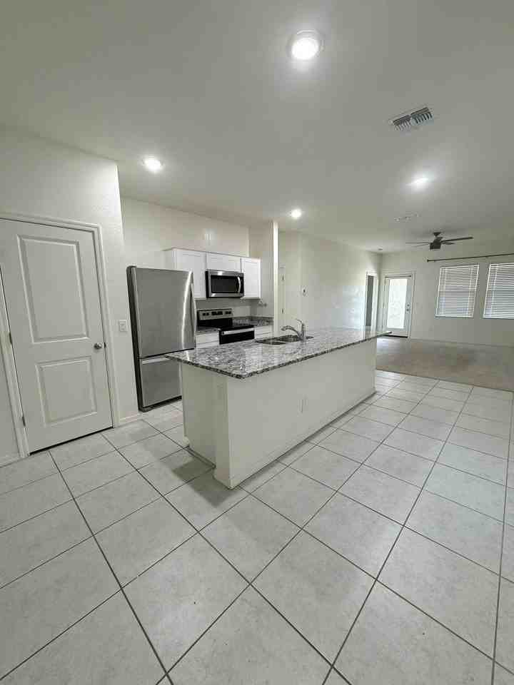 1937 E Driftwood Dr - Photo 3 of 20