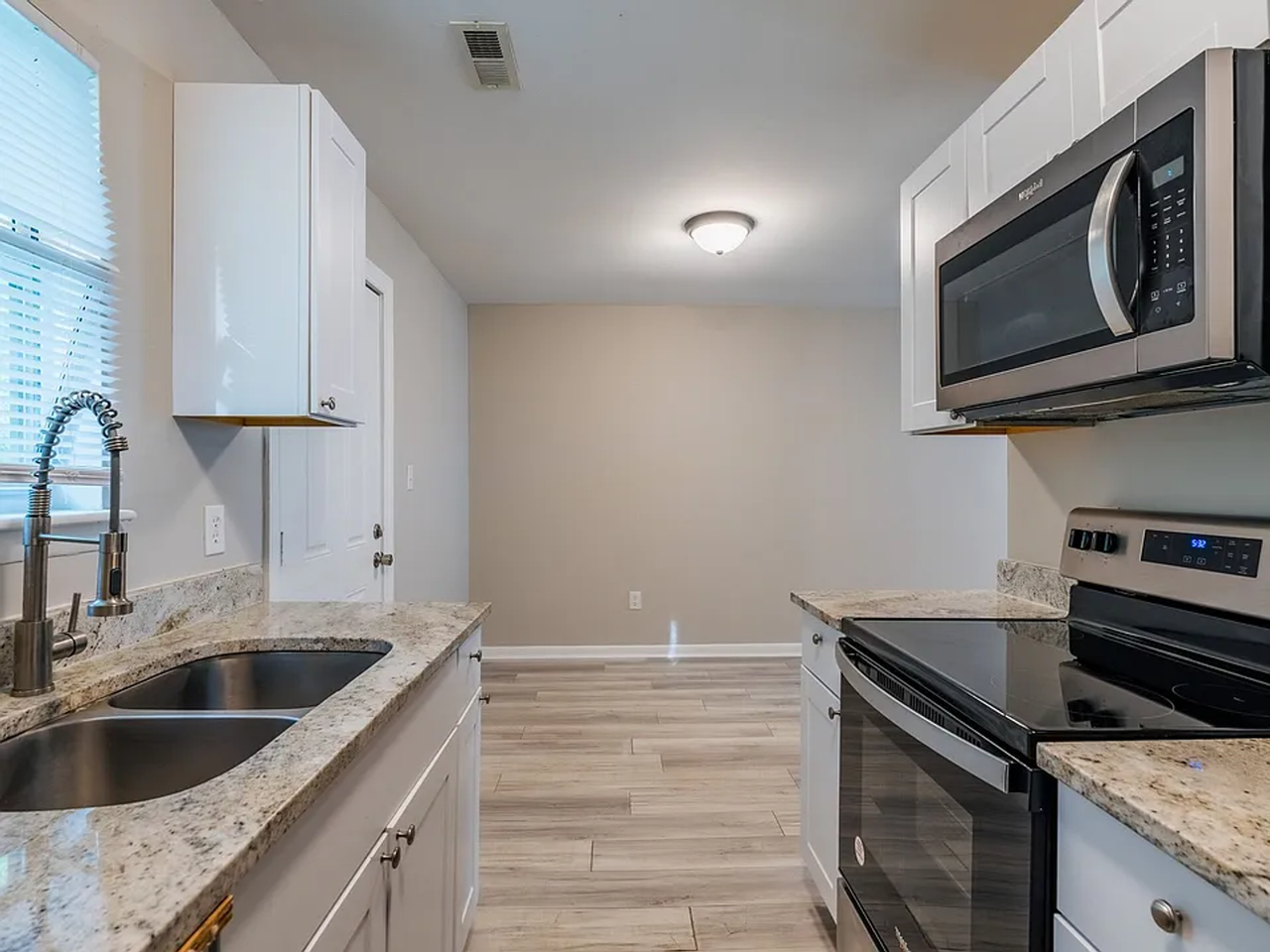 622 Hilltop Dr - Photo 2 of 8