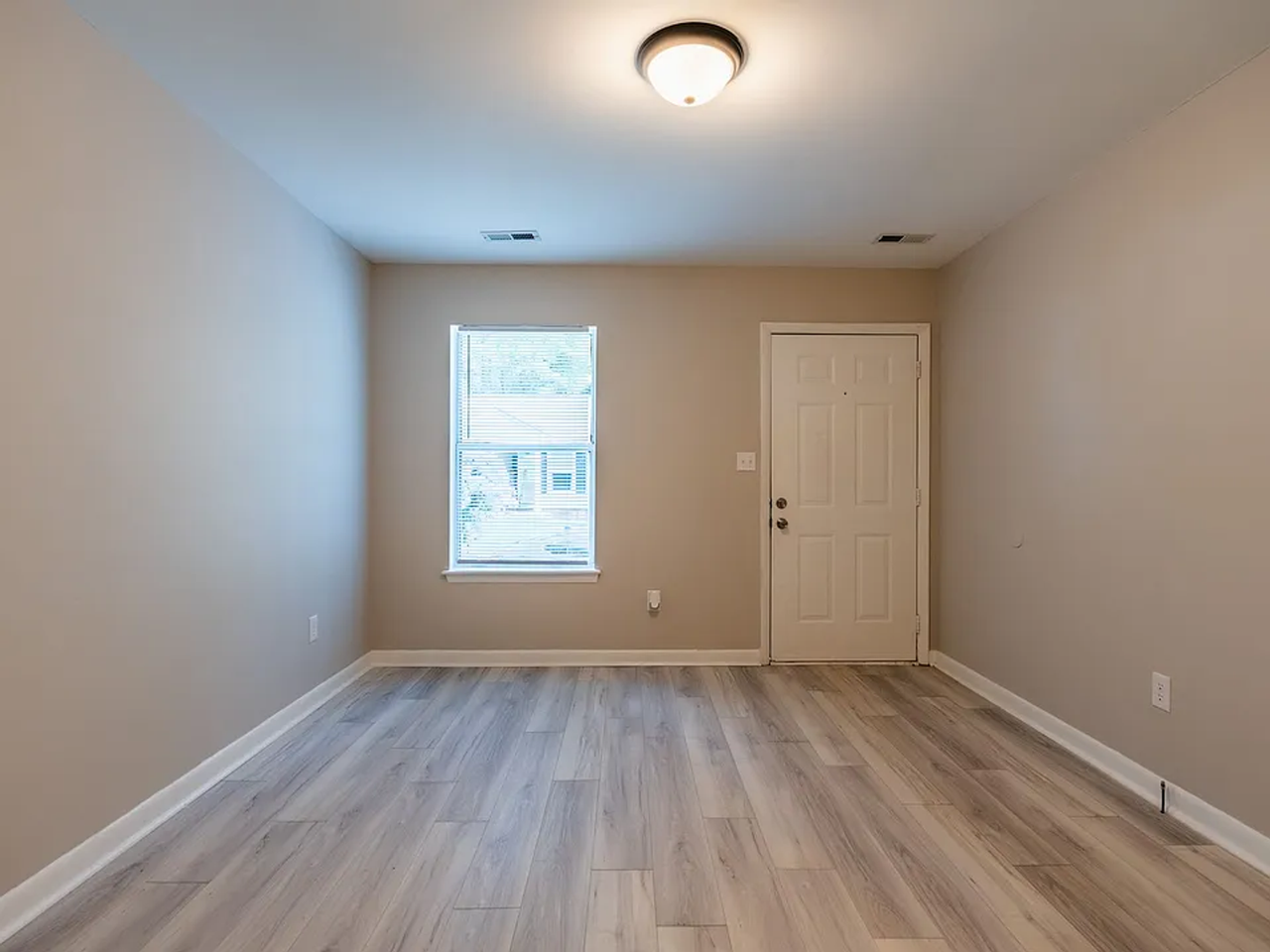 622 Hilltop Dr - Photo 3 of 8