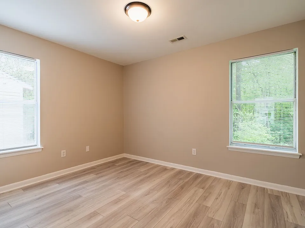 622 Hilltop Dr - Photo 4 of 8