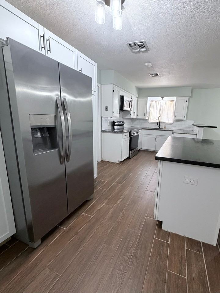 1721 Mildred St - Photo 4 of 20
