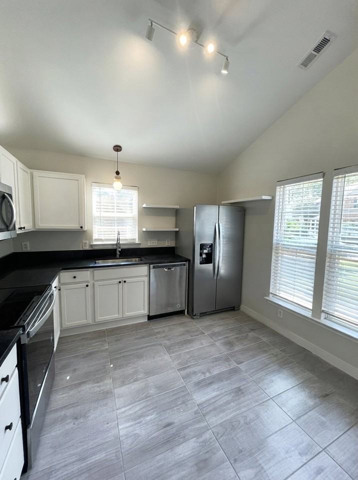 8913 Cinnabay Dr - Photo 6 of 20