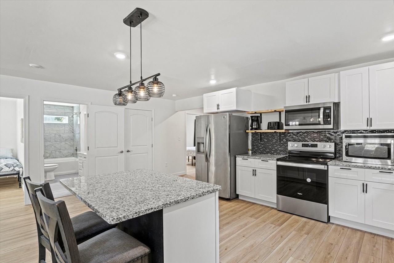 1077 Peeples St Sw - Photo 5 of 15