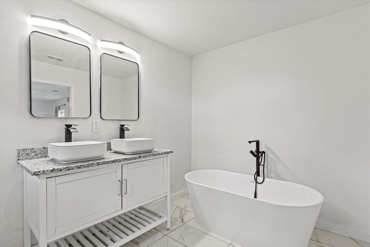 1077 Peeples St Sw - Photo 7 of 15