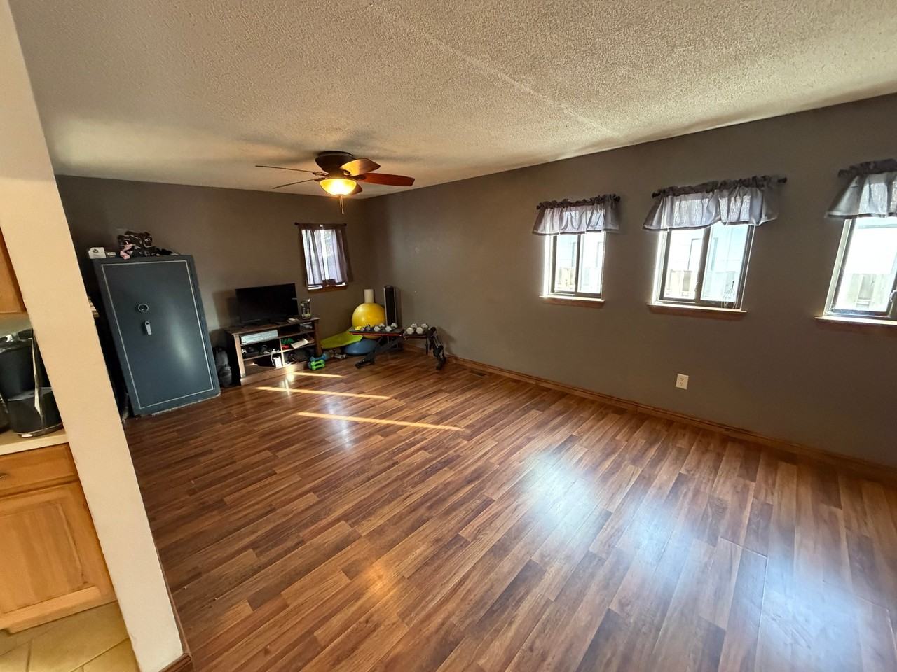 1335 Owyhee Dr - Photo 6 of 26