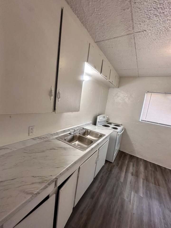 5214 Crane Street - Photo 5 of 36