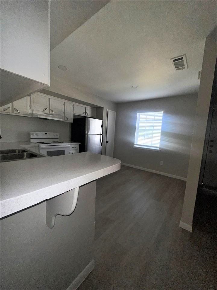 Hollyvale Apartments - Photo 6 of 50