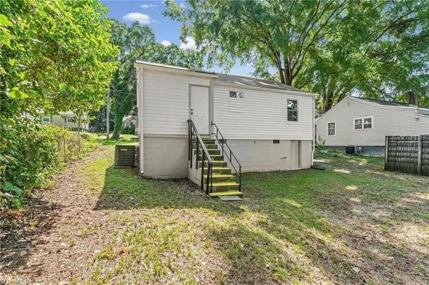 165 Edgewood Cir - Photo 2 of 10