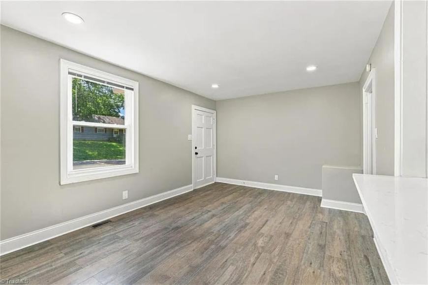 165 Edgewood Cir - Photo 3 of 10