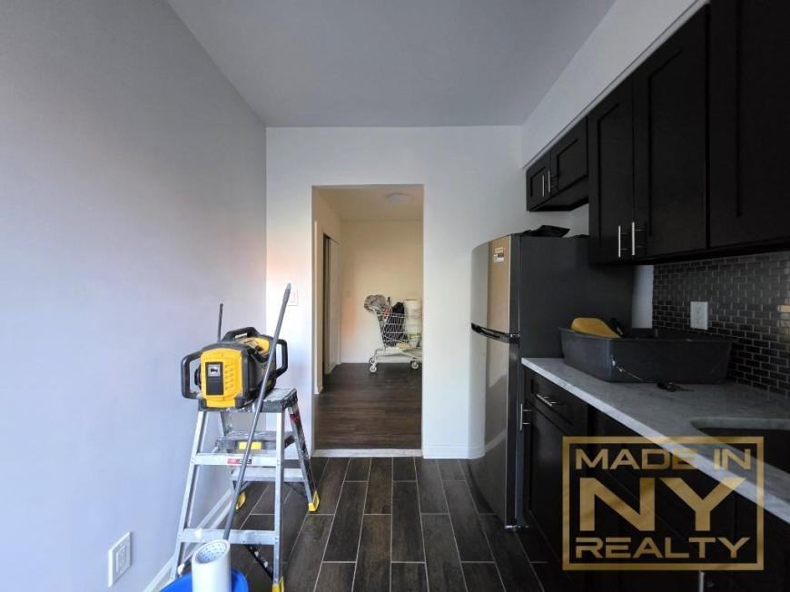 18914 Crocheron Ave - Photo 2 of 5