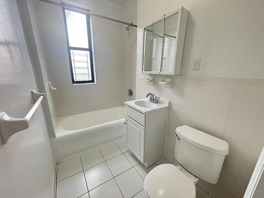 1487 Teller Ave - Photo 4 of 5