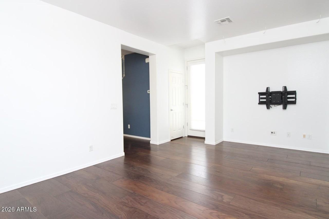 9134 S Roberts Rd - Photo 4 of 23