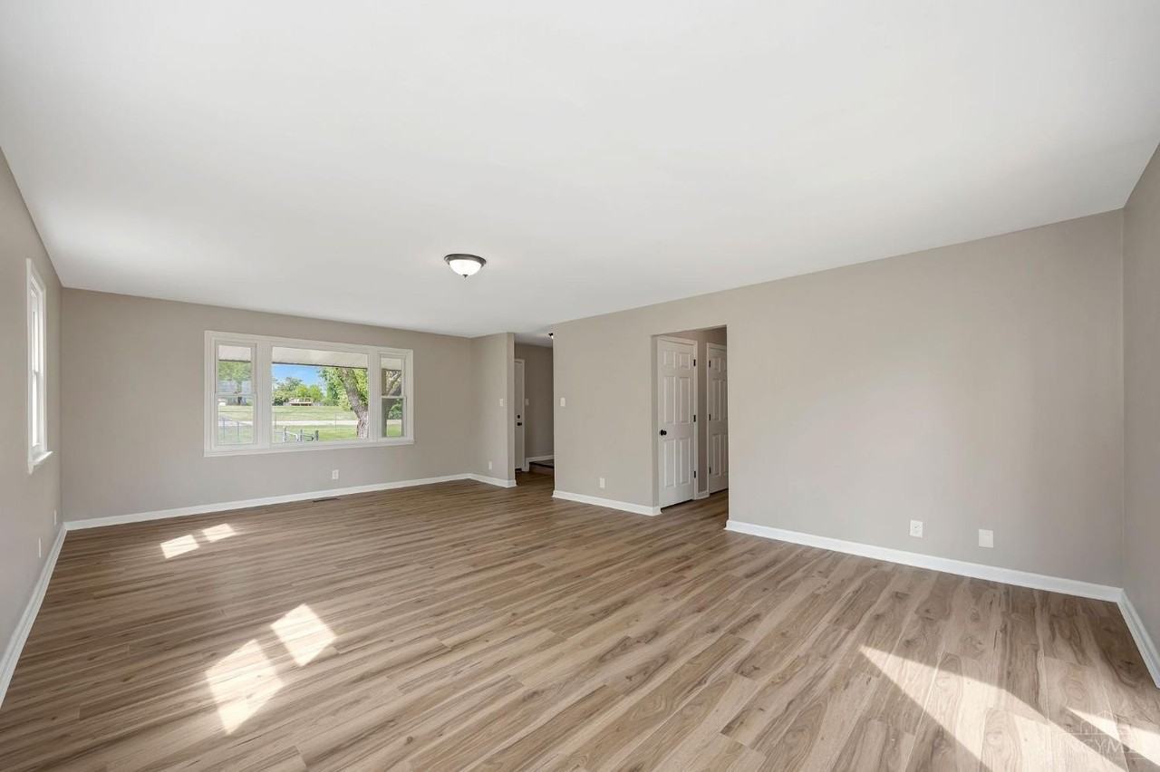 5386 Mosiman Rd - Photo 6 of 43