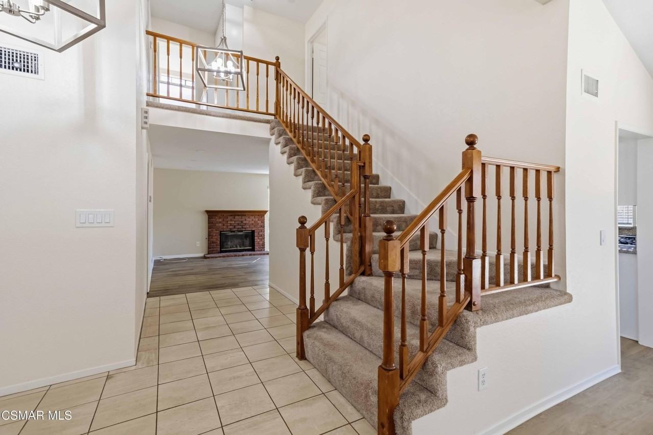 557 Canyon Vista Dr - Photo 4 of 29