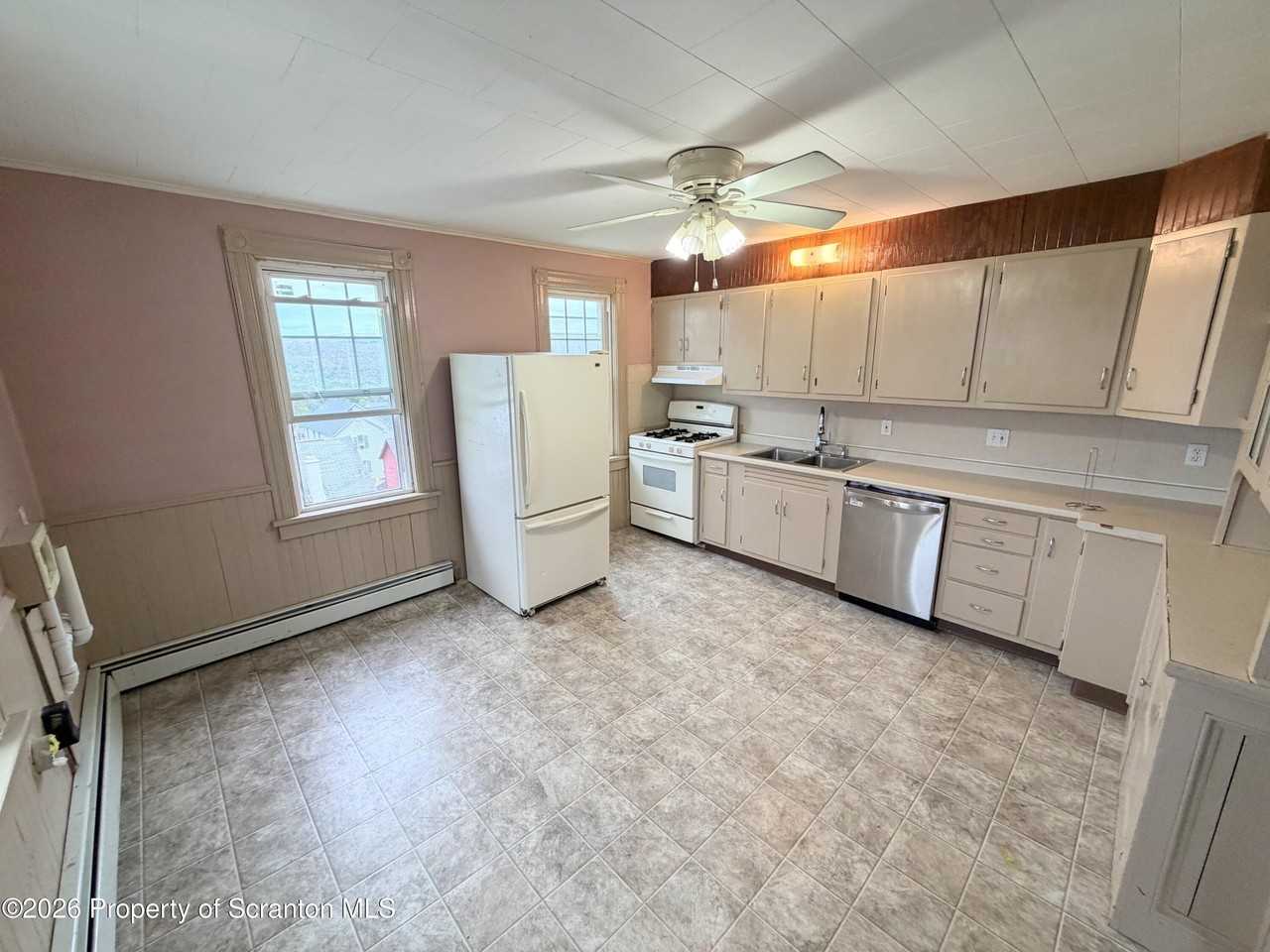 434 Lackawanna St - Photo 5 of 27