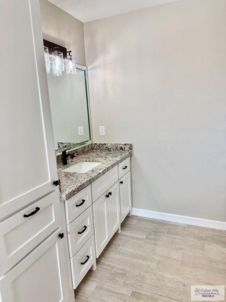 813 E Washington Ave - Photo 4 of 13