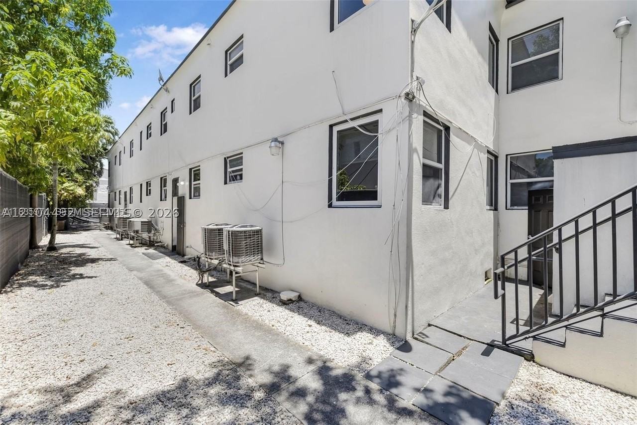 577 Ne 82nd St #16 - Photo 4 of 6