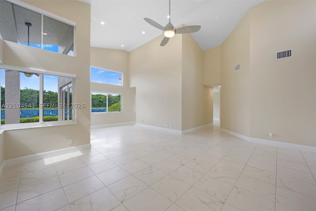 1400 Seabay Rd - Photo 5 of 37