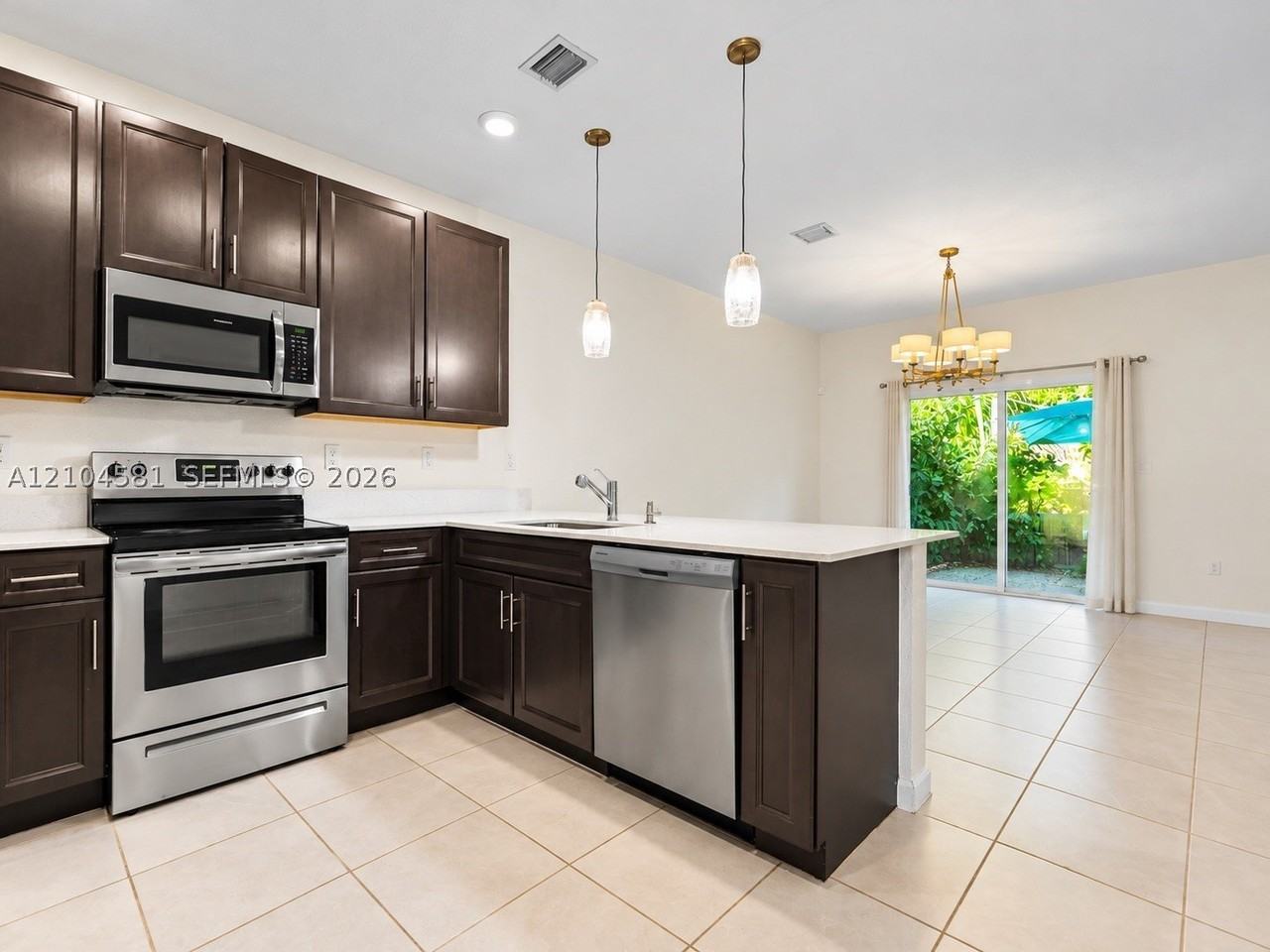 1108 Se 26th Ter - Photo 4 of 15
