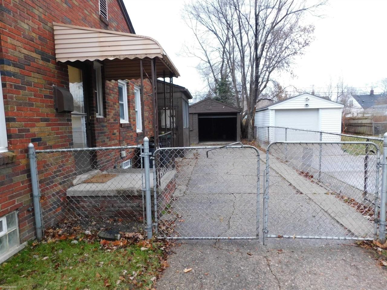 18747 Roscommon St - Photo 2 of 25