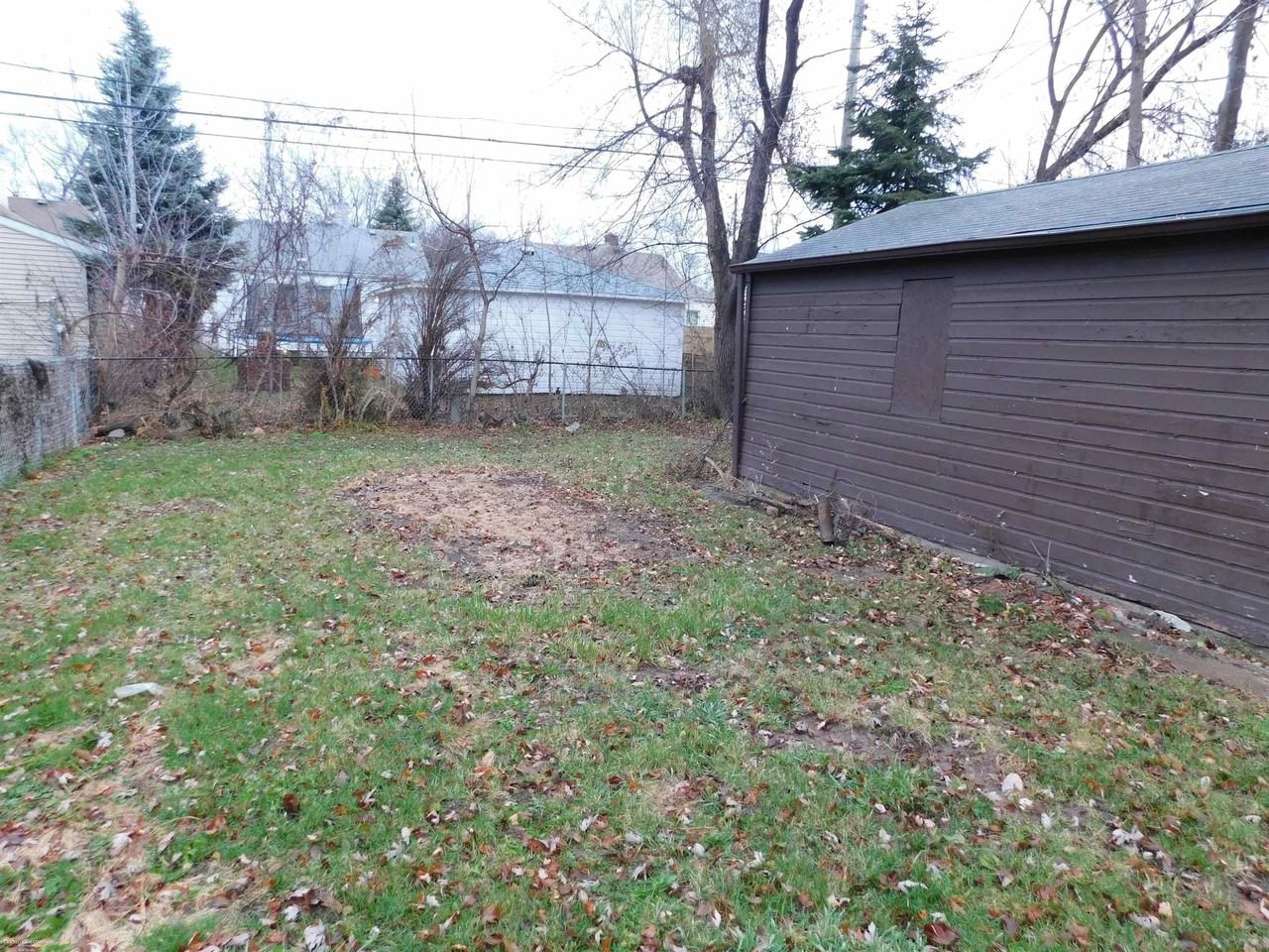 18747 Roscommon St - Photo 5 of 25