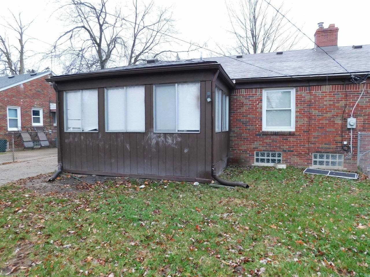18747 Roscommon St - Photo 6 of 25