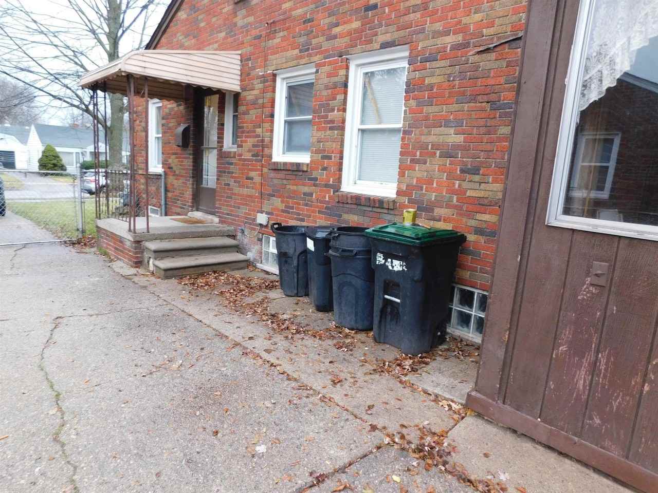 18747 Roscommon St - Photo 7 of 25