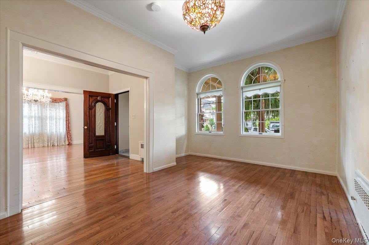 363 Oak Ave - Photo 4 of 23