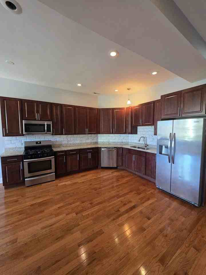 517 E 46th Pl #2 - Photo 6 of 22
