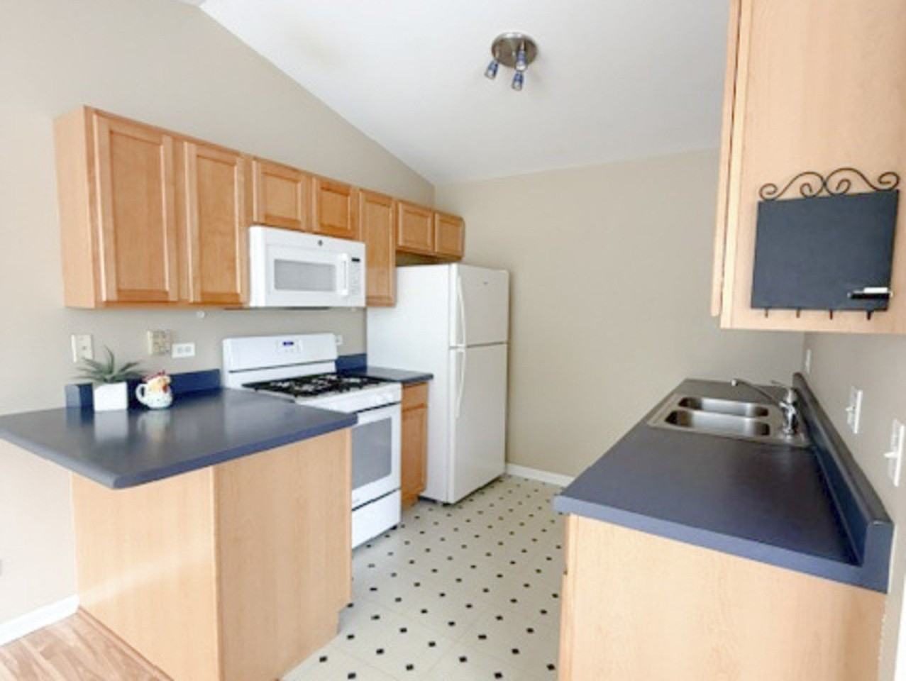 1303 N Red Oak Cir #4 - Photo 5 of 13