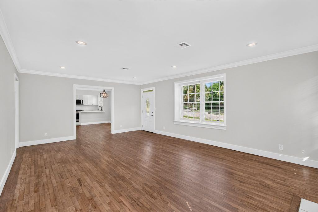 826 37th St - Photo 4 of 8