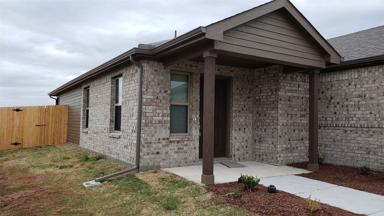1412 Brindle Dr - Photo 5 of 19