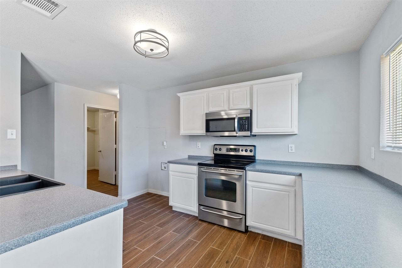 4921 Thorn Hollow Dr - Photo 6 of 21