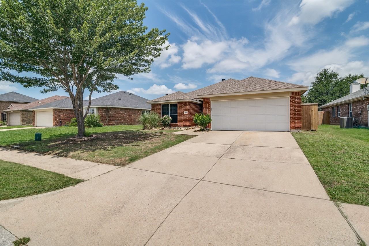 2800 Spencer Cir - Photo 2 of 25