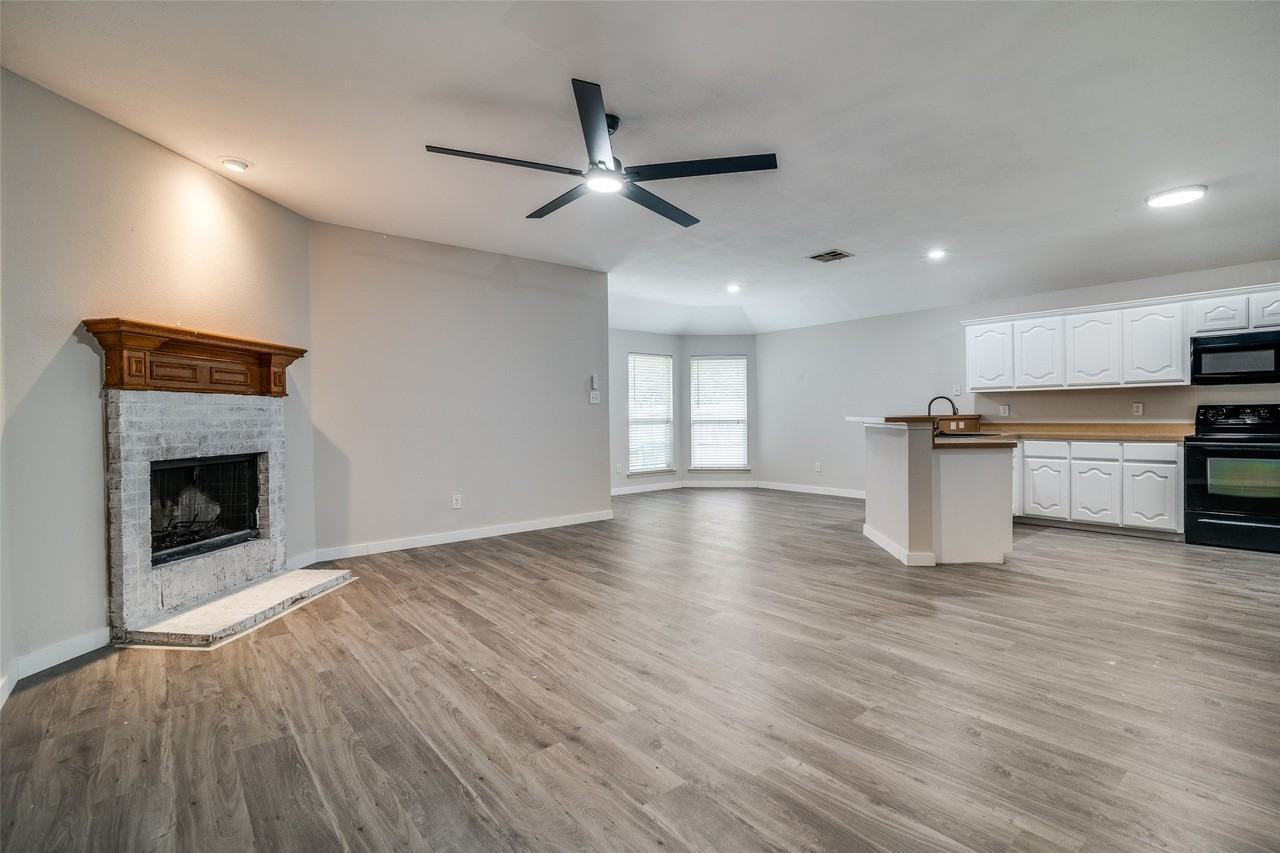 2800 Spencer Cir - Photo 4 of 25