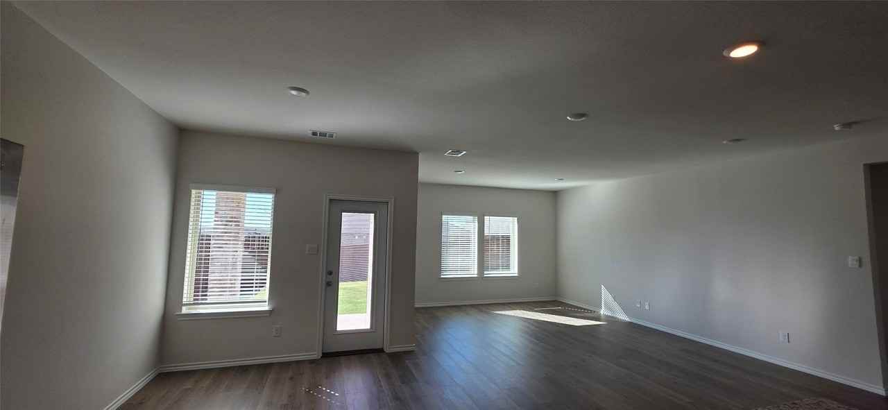 3904 Malachite Dr - Photo 4 of 36