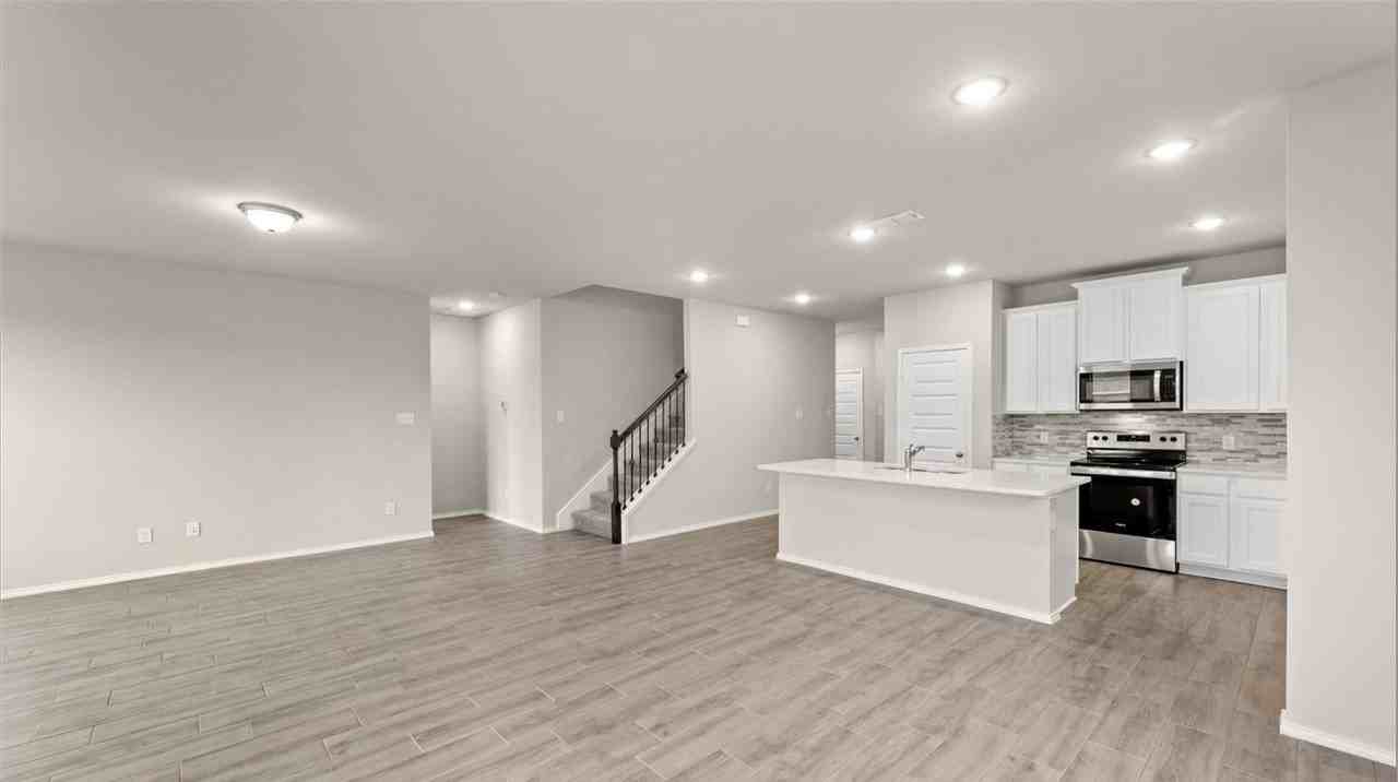 1104 El Sol Blvd - Photo 7 of 18