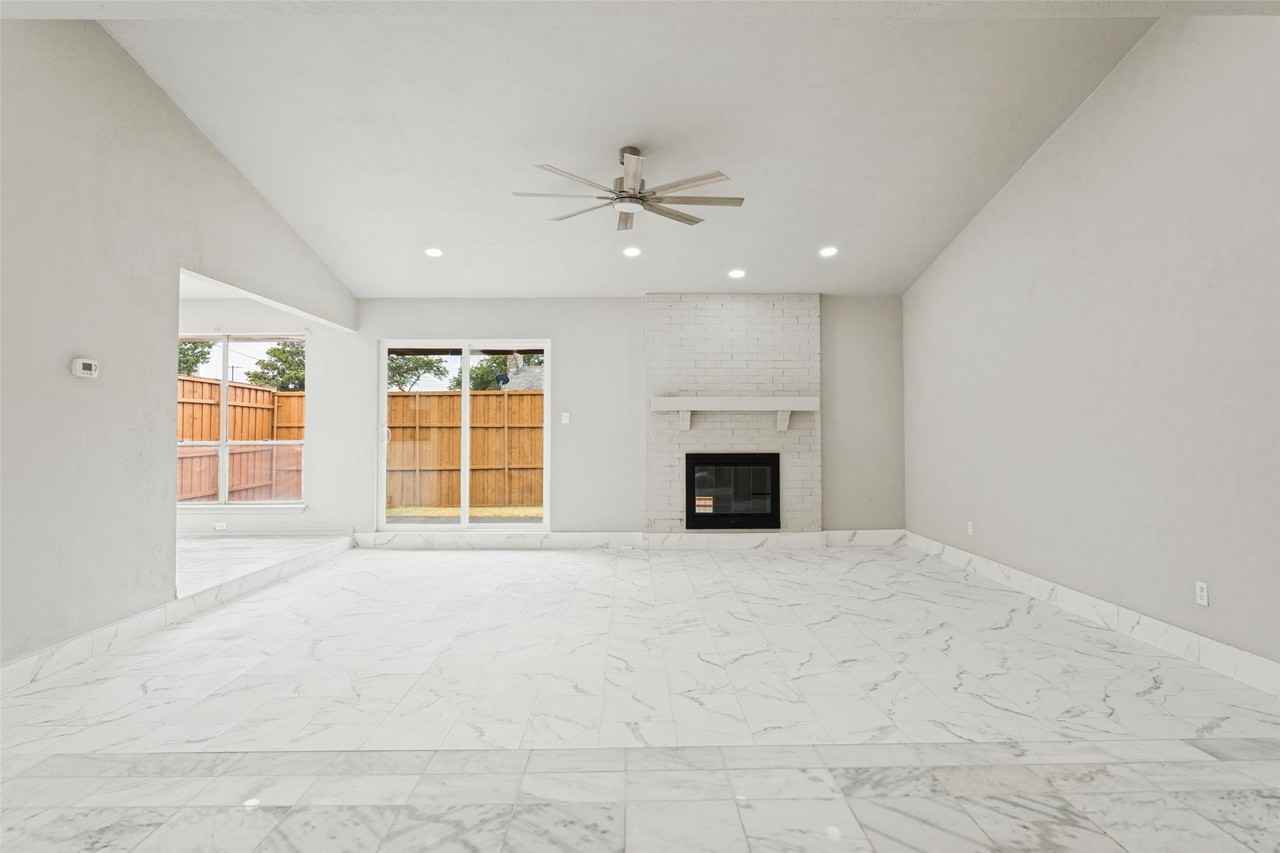 2205 Phoenix Dr - Photo 4 of 24