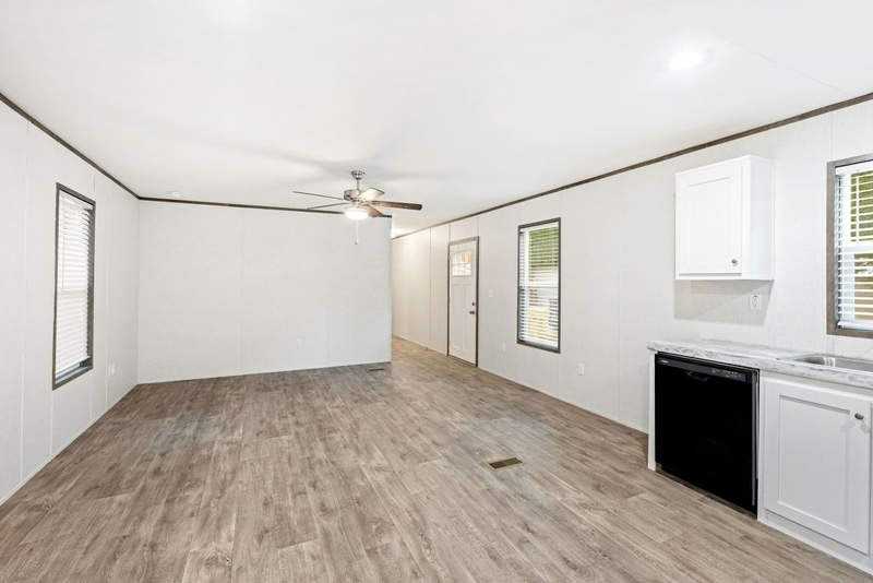 130 Lillian St - Photo 4 of 11