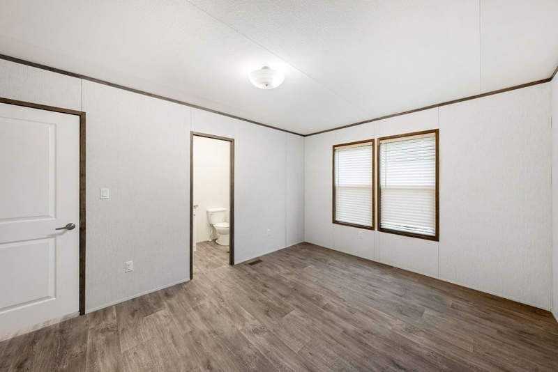 130 Lillian St - Photo 6 of 11