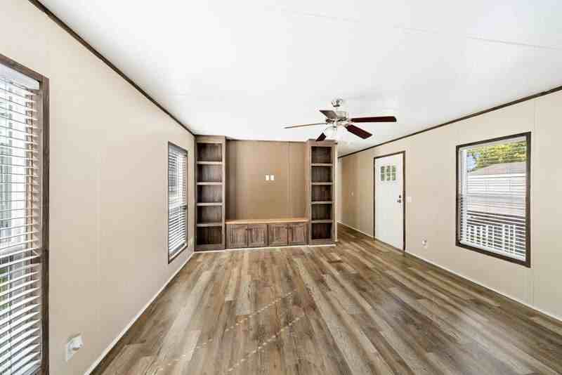 212 Peggy St - Photo 4 of 12