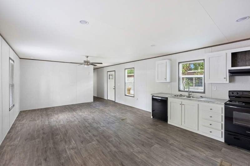 227 Fryer St - Photo 4 of 10