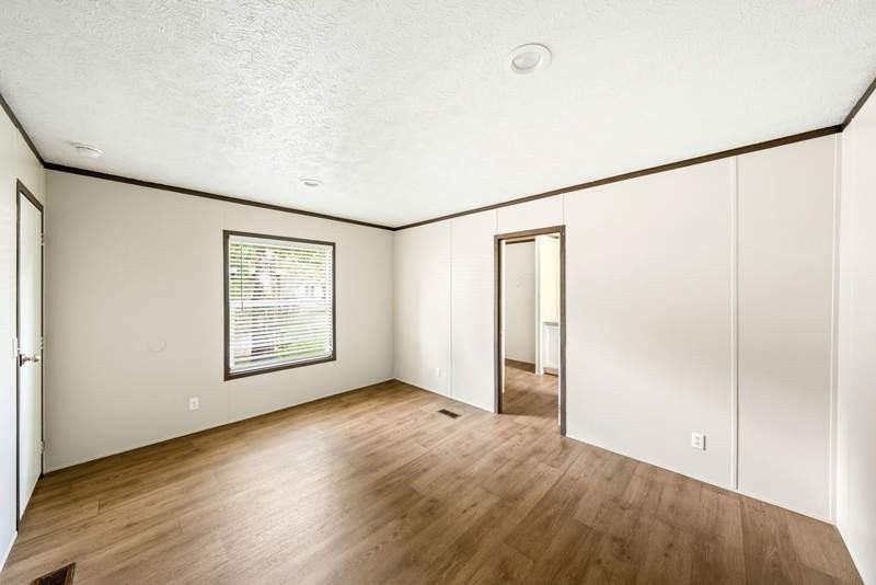 114 Linda St - Photo 5 of 17